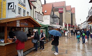 Wenige Meter von diesem Verkaufsstand auf dem Lübbecker Wurstmarkt entfernt ist der Mitarbeiter des Sicherheitsdienstes angegriffen worden. - Michael Grundmeier