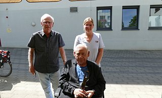 Im Kreis der Familie: Rüdiger Mersch (l.) und Tina Hinkerode besuchen Horst Mersch, der an diesem Samstag 90 Jahre alt wird. - Thorsten Mailänder