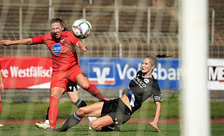Giustina Ronzetti trifft hier zum 1:0 für den Herforder SV. Die Ex-Herforderin Laureen Brilka vom DSC Arminia Bielefeld II kommt hier zu spät. Das Derby in der Frauenfußball Westfaliga endete 3:3. - Yvonne Gottschlich