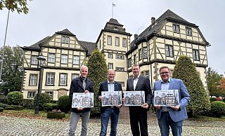 Die Lions präsentierten den Lions-Adventskalender 2023 vor dem Wasserschloss St. Hubertus in Neuenherse: Peter Röttger (v. l.), Activity-Beauftragter LC Bad Driburg, Tobias Nolte, Präsident LC Brakel, Marcel Giefers, Präsident LC Bad Driburg und Raphael Vössing, Activity-Beauftragter LC Brakel. - Lions