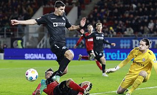 SCP-Stürmer Koen Kostons, hier im Kampf um den Ball mit den Wehen-Spielern Sascha Mockenhaupt und Florian Stritzel, machte in Wiesbaden nicht nur wegen seines Treffers ein gutes Spiel. - IMAGO/Jan Huebner