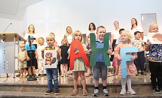 Eine musikalische Vorführung der Kindergartenkinder. - Burkhard Battran