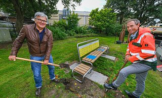 Wolfgang Borgert (l.) und Sebastian Richter (r.) freuen sich über die Fertigstellung der neuen Fitnessbank. - Andreas Zobe