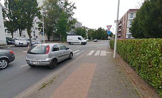 Plötzlich, vor dem Kreisverkehr mit der Fontainestraße, endet der Radweg entlang der Ringstraße. Das irritiert Verkehrsteilnehmer. - Marion Pokorra-Brockschmidt
