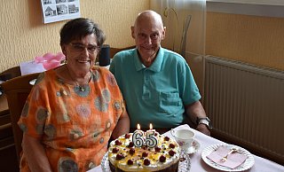 Brigitte und Kurt Meier feiern ihre Eiserne Hochzeit mit einem Lächeln - und mit Torte. - Anja Ebner