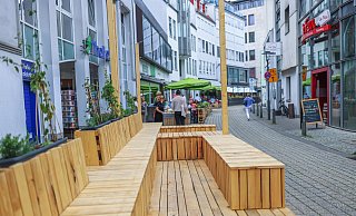 Der neue Altstadtlook: Hier die Holzsitze in der Ritterstraße am Süsterplatz. - Sarah Jonek Fotografie
