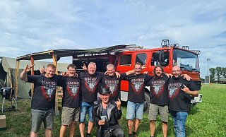 Die Truppe aus der Nieheimer Ortschaft Entrup ist auf dem Festivalgelände angekommen. Michael („Maurer“) Solonynka (vorn) ist schon richtig gut drauf. - Privat