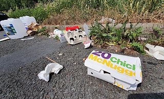 Auf dem Pendlerparkplatz an der A30 in Bünde finden sich auch immer wieder Müll, den Kunden von Fast-Food-Ketten dort hinterlassen haben. - Gerald Dunkel