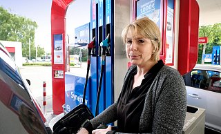 Sandra Dreinhöfer betankt ihren Dacia Duster für 76 Euro an der Esso-Tankstelle in Gütersloh. Lange Schlangen gibt es zum Auftakt aber nicht. - Andreas Frücht