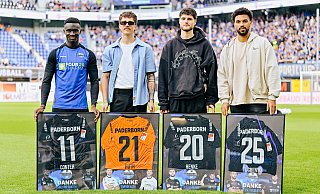Die SCP-Akteure (v. l.) Sirlord Conteh, Jannik Huth, Justus Henke und Jesse Tugbenyo sind vor dem letzten Heimspiel offiziell verabschiedet worden. - Besim Mazhiqi