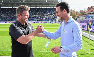 SCP-Trainer Lukas Kwasniok (l.) und KSC-Coach Christian Eichner dürften sich am Sonntag ähnlich herzlich begrüßen wie im Hinspiel, bei dem am Ende aber nur Kwasniok Grund zur Freude hatte. - picture alliance