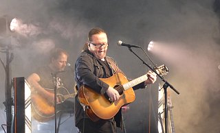Charismatisch und mit großer Bühnenpräsenz: Angelo Kelly beim Auftritt am Weserbogen. - Manfred Bues