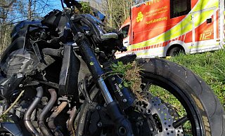 Das Motorrad einer 21-jährigen Biker in war nach dem Überschlag bei Langeland schwer beschädigt. Foto: Burkhard Battran - Burkhard Battran
