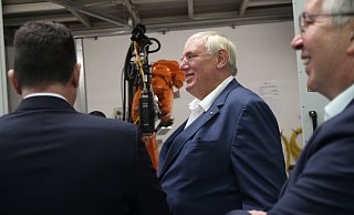 Minister Karl-Josef Laumann und Landrat Jürgen Müller (r.) ließen sich den Betrieb zeigen. - Jan-Henrik Gerdener