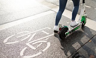 Wo E-Scooter-Fahrer mit ihren Rollern unterwegs sein dürfen, ist genau geregelt. - Symbolfoto: dpa/Christin Klose