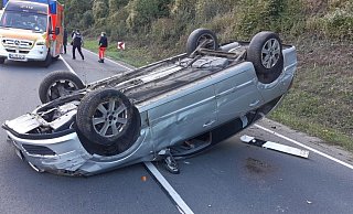 Auf der Bundesstraße 83 zwischen Stahle und Heinsen landete ein Fahrzeug bei einem Alleinunfall auf dem Dach. Foto: Feuerwehr Höxter - Feuerwehr Höxter