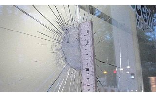 Eine der mit einem Hammer zertrümmerten Fensterfronten in Holzminden. - Polizei