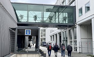 Der Durchgang zwischen der Ausstellungshalle und dem Hauptgebäude der Stadthalle ist zu einem Tummelplatz für Drogenabhängige und Alkoholiker geworden. - Peter Unger