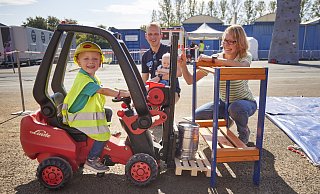 Der Kindergabelstapler-Führerschein erfreut sich auch bei Fabian Kirchhoff großer Beliebtheit, der mit Vater Thomas und Mutter Doris zu Gast ist. - Benteler Steel/Tube