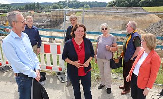 CDU-Bundestagskandidatin Kerstin Vieregge (Mitte) hat auf Einladung der beiden westlippischen CDU-Ortsvereine und ihrer Fraktionsvorsitzenden Axel Meckelmann (l.) und Angelika Lindner (r.) die Fortschritte an der B66n-Baustelle angesehen. - Birgit Guhlke/Neue Westfälische CDU-Bundestagskandidatin Kerstin Vieregge (Mitte) hat auf Einladung der beiden westlippischen CDU-Ortsvereine und ihrer Fraktionsvorsitzenden Axel Meckelmann (l.) und Angelika Lindner (r.) die Fortschritte an der B66n-Baustelle angesehen. - Birgit Guhlke/Neue Westfälische