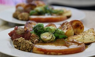 Zu Weihnachten kommt bei vielen Familien ein Stück Fleisch sowie Kartoffeln und Gemüse auf den Teller. - Pixabay Symbolfoto