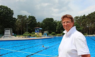 Im Waldbad in Schloss Neuhaus ist Sonja Becker seit knapp 30 Jahren als Schwimmmeisterin im Einsatz. - Pauline Maus