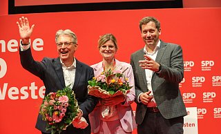Achim Post (v.l.), Sarah Philipp und Lars Klingbeil freuen sich über das gute Wahlergebnis. - IMAGO/Rüdiger Wölk