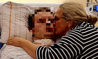 Joshua (21, l.) liegt seit einem Motorradunfall im Koma. Seine Mutter Christine Lörzer kümmert sich um ihn. - Christine Lörzer