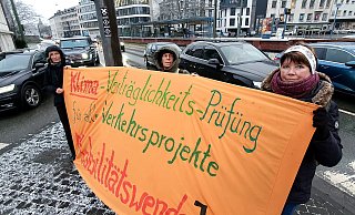 Ingrid Brackmann, Delia von Pflug und Andrea Stiehler, v.l., auf der Verkehrsinsel am Adenauerplatz. Bei der Aktion bevorzugen sie die drei Autospuren. - Kurt Ehmke Ingrid Brackmann, Delia von Pflug und Andrea Stiehler, v.l., auf der Verkehrsinsel am Adenauerplatz. Bei der Aktion bevorzugen sie die drei Autospuren. - Kurt Ehmke