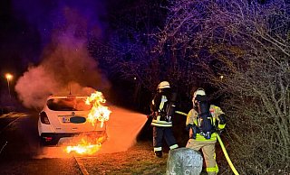 Die Feuerwehr Lüchtringen rückte aus, um die Fahrzeuge zu löschen. - Feuerwehr Höxter