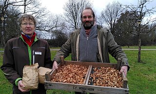 Christel Papke und Sven Olaf Stange mit einigen der Blumenzwiebeln, die auf der Aqua Magica sprießen sollen. Im Hintergrund ist einer der Nistkästen zu sehen, die die Competenzwerkstatt dort aufgehängt hat. - Judith Gladow