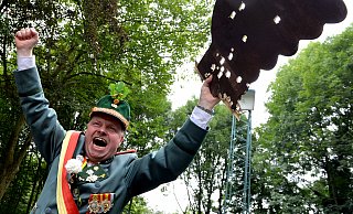 "Ein wahnsinniges Gefühl": Paderborns Schützenkönig Reinhard Hepers schreit 2014 seine Freude heraus und schwenkt triumphal die Reste des Adlers. - Reinhard Rohlf (Archiv)