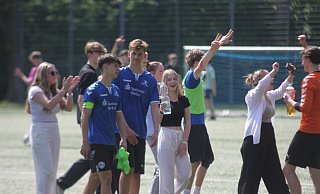 Spieler und Anhang des KMG feiern den Finalsieg beim Turnier der Q1-Teams im Jahnstadion. - Björn Kenter