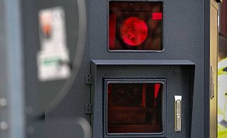 Einen mobilen Blitzer am Fahrbahnrand der A33 in Schloß Holte-Stukenbrock im Kreis Gütersloh hat ein Lkw-Fahrer mit einem rohen Ei getroffen - aus dem rollenden Brummi heraus. - Andreas Zobe