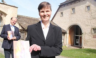 Dürfen sich freuen: Klosterlandschafts-Chef Hans-Hermann Jansen mit Assistentin Karen Hansmeier. - burkhard battran
