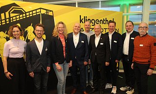 Moderatorin Julia Ures (v. l.), Steffen Rammert (Spezial Olympics), Kathrin Wibbing (Drachenpaten), Roland Hüser (Airport), Elmar Sprink (Triathlet), Landrat Christoph Rüther, Bürgermeister Ulrich Berger, Organisationsleiter Sascha Wiezynski und der Sportmediziner Klaus-Peter Hellwig diskutierten am Flughafen. - Johannes Büttner