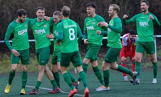 Die Dornberger, links Doppeltorschütze Clemens Bachmann, feiern den Derbysieg über den VfB Fichte. - Andreas Zobe