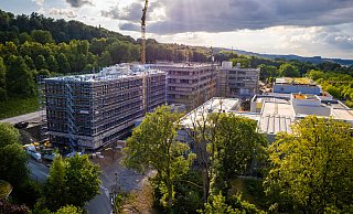 Der Blick auf die im Rohbau fertiggestellten Gebäude R4 (vorne links), R5 (hinten links) und dahinter R6, allesamt auf dem Campus Süd hinter dem Uni-Hauptgebäude - Universit‰t Bielefeld / Mike-Dennis M¸ller