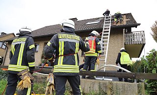 Rund 25 Einsatzkräfte waren an der Straße Hellfeld vor Ort. - Charlotte Mahncke