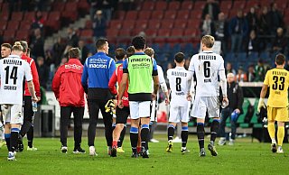 Spieler und Trainer von Arminia Bielefeld sind nach dem 0:2 in Hannover enttäuscht. - PaetzelPress