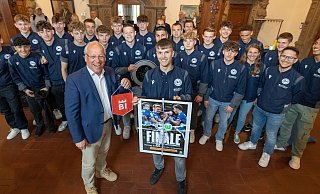 Bielefelds Oberbürgermeister Pit Clausen hatte die U17 von Arminia Bielefeld zu Gast. - Oliver Krato