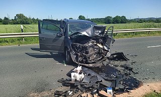 Der Fahrer dieses Wagens, ein 57-jähriger Mann, wurde von Ersthelfern versorgt. - Jan Henning Rogge