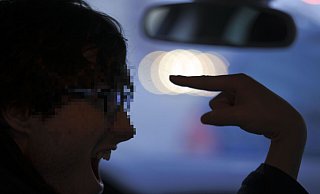 Alles begann mit dem Drängeln und Bedrängen auf der Straße. Dann geigten sich beide die Meinung. Am Ende kam es zur Bluttat. - Symbolfoto: dpa / Jens Büttner