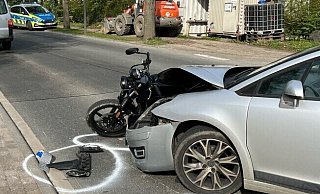An der Langen Straße in Lichtenau sind ein Auto und ein Motorrad zusammengestoßen. - Polizei Paderborn