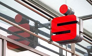 Die Herforder Sparkasse soll umziehen - Symbolbild: dpa/Arne Bänsch