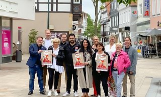 Jan-Christoph Wehrmann (Stadt Lübbecke, Wirtschaftsförderer), Steffen Weymann (Weymann Optik & Akustik), Christiane Levermann (CL), Peter Schmüser (Lübbecke Marketing), Soysal Caglar (SB-Lüning), Hüma Akar (Fashion Store), Sandra Koch (Stadt-Parfümerie Pieper), Stella Mohrfeld (Parfümerie HC), Britta Goertz (Schuhhaus Meyer und ABC Schuhe), Sabine Kolck-Pothe (Modehaus Böckmann) und Ralf Achterberg (Achterberg Optik) freuen sich auf die Premiere von "Wappenplatz um 11" am 10. Juni. - Lübbecke Marketing