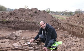 Höxters Archäologe als „Straßenfeger“ auf dem Hellweg, wo zuletzt vor 750 Jahren Menschen und Pferdefuhrwerke unterwegs waren. Nahe des Huxarium Archäologiepark stieß Ralf Mahtyka auf die zweispurige Handelsroute. - Huxarium