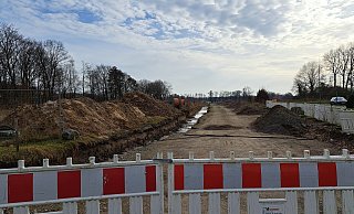 Das Baugrundstück an der Avenwedderstraße zwischen der Volksbank und dem Autohaus Bettenworth im März. - Philipp Kersten