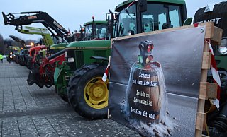 Landwirte haben auch am Montag wieder die Zufahrten zur A2 blockiert. - Alex Lehn/Archiv