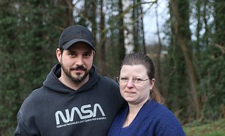 Marcel (34) und Sara (36) möchten aufrütteln: Vater Gerhard wäre fast zum Opfer von Internetbetrügern geworden, weil er seiner Tochter helfen wollte. - Claus Frickemeier